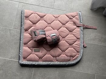 Equestrian Stockholm Pink Crystal inkl. Bandagen, Equestrian Stockholm, ZK , Dressage Pads, Hamm