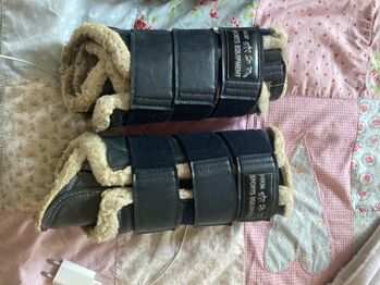 Gamaschen HKM, HKM Dressurgamaschen mit Fell, Katja Ringe, Tendon Boots, Emmerthal 