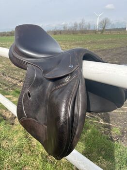 Ikonic Classic Springsattel braun 17,5 Zoll / XW, Ikonic Classic Line, Petersen, Jumping Saddle, Ostenfeld