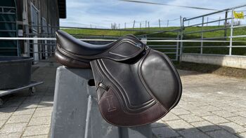 Ikonic dunkelbrauner Evolution Springsattel 16'5 Zoll, Ikonic Evolution Springsattel, Aaliyah, Jumping Saddle, Ohmstal