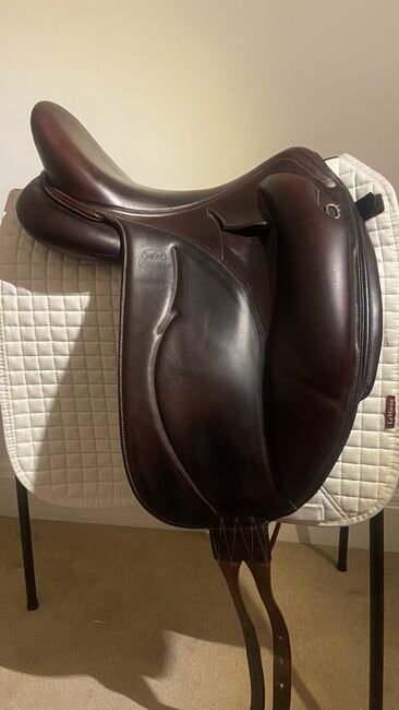 Beautiful Devecoux 18” Makila Lab E Dressage Saddle, Devecoux Makila Lab E, Laura Tapply, Dressage Saddle, Epsom, Image 9