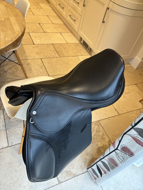 Prideaux Synthetic Close Contact Jump Saddle, Premier Equine  Prideaux Synthetic Close Contact Jump Saddle, Fiona Kennedy , Springsattel, Gloucestershire , Abbildung 2