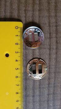 10 Stück gold farbende geschlitzte runde Conchos mit Design Neu 25 mm Conchos