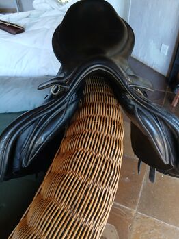 17 1/2 inch Valentino jumping saddle Valentino