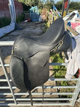 17.5” English leather dressage saddle SaintWestwell saddlery 