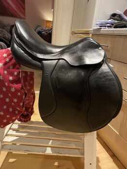 17.5inch black GP/Jump saddle