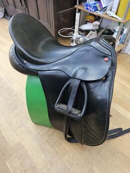 17.5 inch Albion dressage saddle Albion SLK wide