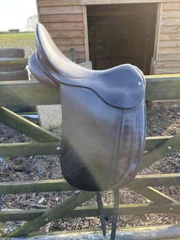 17.5” dressage saddle, Not sure - English branded though, Jess, Dressursattel, Beaumont-cum-moze