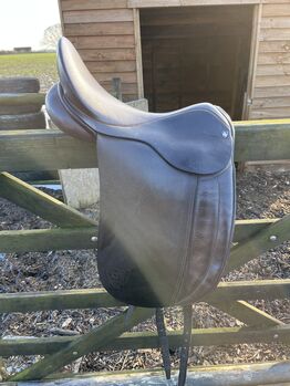 17.5” dressage saddle Not sure - English branded though