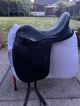 17.5 medium black knight rider dressage saddle, Knight Rider , Hannah, Dressage Saddle, Shrewsbury