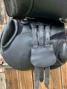 17.5 Black Bates Saddle- adjustable gullet Bates