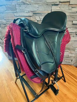 17" FreeForm Classic Trail Treeless Saddle – Complete Package – Like New Classic Trail Treeless FreeForm 