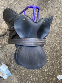 17” Thorowgood saddle with girth and stirrups, Thorowgood , Tayler duff, Other Saddle, St helens 