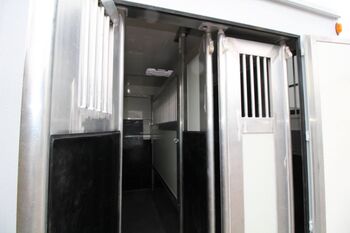 2 Pferdeanhänger Hengstausstattung mit Sattelkammer Dickenherr Anka Hengstausstattung