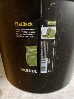 4 kerbl Flatback Futtertröge Tränkeneimer, kerbl Wandhalterung Kerbl Flatback Tränkeneimer und Wandhalterung 