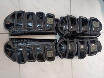 4er Set Dressurgamaschen Lack Schwarz von Ridersdeal, WB, Ridersdeal, Larina , Gamaschen, Erwitte