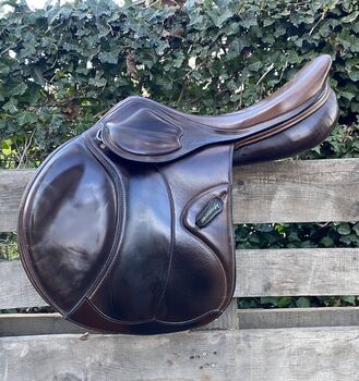 Amerigo Springsattel in schönem braun 17,5, Amerigo/Menet Amerigo mit Pinerolo Leder für extra besseren Halt, Sabrina , Jumping Saddle, Lustenau 