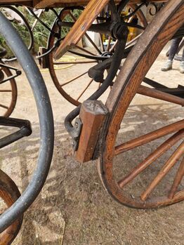 Antike historische Kutsche Linzer Wagen Holz Zweispänner