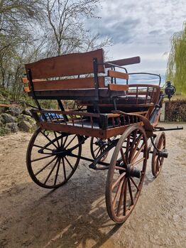 Antike historische Kutsche Linzer Wagen Holz Zweispänner