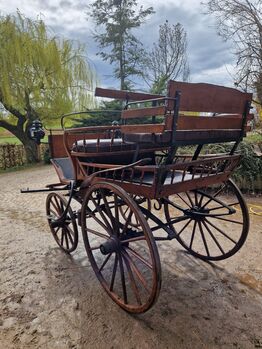 Antike historische Kutsche Linzer Wagen Holz Zweispänner