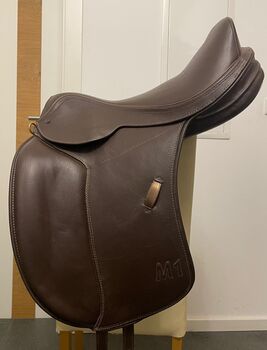 Baloun Flexisaddle Dressursattel M1 in Mocca Komplettset Dressursattel, Baloun  M1, Sonja Riedl, Dressage Saddle, Moosburg