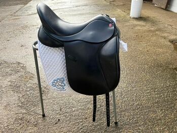 Beautiful AVA dressage saddle, AVA ASS, Caroline Benham, Dressage Saddle, Stroud 