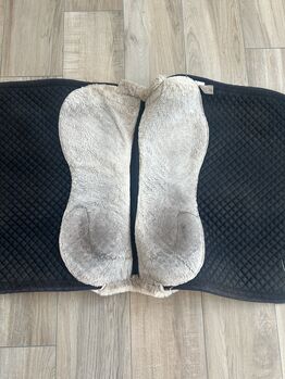 Dressurschabracke schwarz mit Lammfell, Fellschabracke WB DR HKM