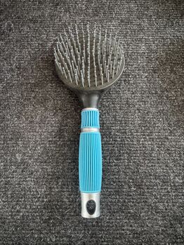 Busse Putzbox in lila mit gelbem Verschluss und Putzzeug Busse