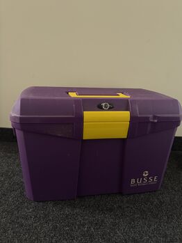 Busse Putzbox in lila mit gelbem Verschluss und Putzzeug, Busse, Jette Niebel, Putzzeug, Magdeburg 