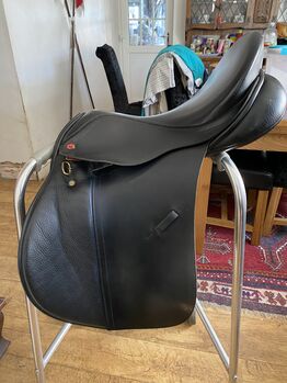 Can 17 1/2” Medium wide Dark Havana/Black (looks more black) Albion ledgend dressage saddle, Albion K2 Ledgend , Katherine Peachey, Isländersattel, Cambridgeshire 