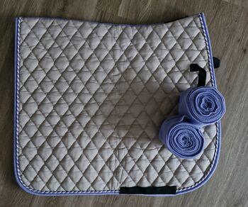 Schabracke Cavallo Sandfarbe mit violetter Kordel + 4 Bandagen Cavallo Cotton