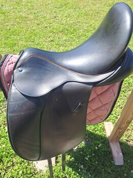 Charlys Physio Dressursattel Klettpausche Charlys Physio ( Physiotherapeut Carly Vanderoemme), hergestellt von der Sattlerei Frank Baines (GB) Dressursattel Monoblatt