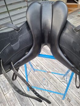 Childeric Dressursattel DAC DGP 17", Swarovski, helle Ziernähte Childeric DAC