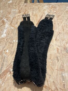 Christ Lammfell langgurt ergonomisch geformt 135cm grau schwarz neuwertig, Christ , Vienna , Sattelgurte, Ostercappeln 