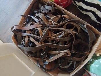 Konvolut Lederzubehör und Steigbügel, Melanie , Training Aids, Mühlhausen/Thüringen