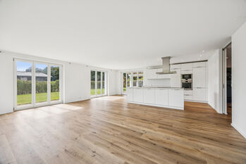 KOMPAKTE REITSPORTIMMOBILIE MIT WOHNHAUS, PFERDESTALL UND REITHALLE IN BASADINGEN TG