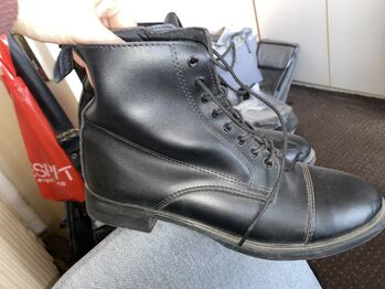 Schwarze Stiefeletten, Cordula Folgner, Sztyblety jeździeckie, Berlin 