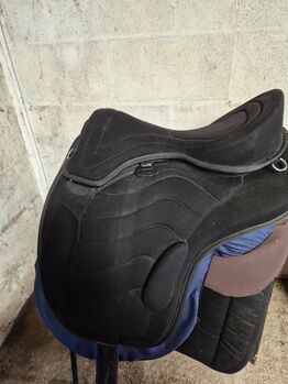 Norton 17” black treeless saddle Norton