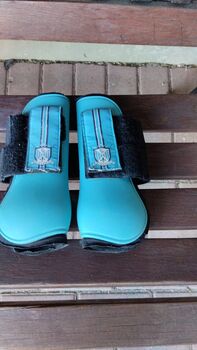 Gamaschen in Aqua-Blau von Felix Bühler, Felix Bühler , Inga Kiilu , Tendon Boots, Panker