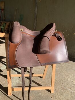 Deuber & Partner Amarant, deuber und partner Amarant, Maxime Moellhausen, Baroque Saddle, pecetto