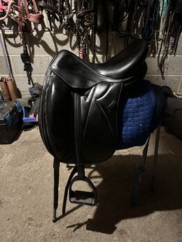 Devoucoux makila dressage saddle 17” Devoucoux  Makila 