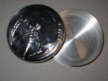 Dose rund versilbert mit 2 Pferdeköpfen  7 cm