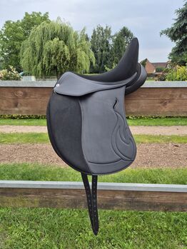 Dressursattel "in flames" Equiveron, 17 Zoll, Equiveron In flames , Lenia Meyer, Dressursattel, Minden