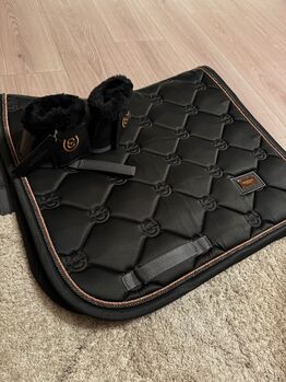 Dressurschabracke neu mit passenden Glocken, Equestrian Stockholm, Michelle, Schabracken, Brühl