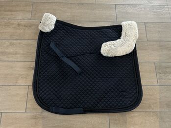 Dressurschabracke schwarz mit Lammfell, Fellschabracke WB DR, HKM, Vivien, Schabracken, Emlichheim 