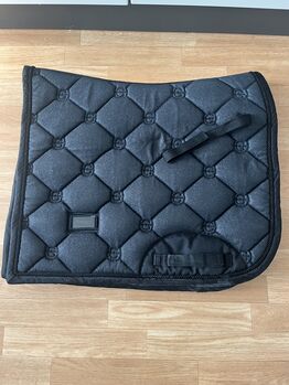 Dressurschabracke All Black Glimmer inklusive Versand, Equestrian Stockholm  All Black Glimmer Dressurschabracke , Hanna Tönnies, Dressage Pads, Barby