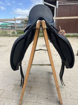 Neuwertiger Dressursattel der Firma Henning – nur max. 10x benutzt Henning 