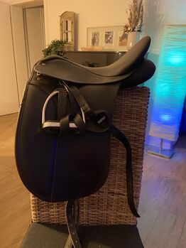 Dressursattel Wintec 500 16,5” + inkl. 2 Kopfeisen und Steigbügel, Wintec 500, Cheyenne Held, Dressage Saddle, Dormagen