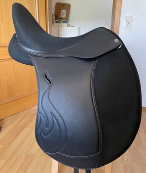Dressursattel Equiveron InFlames V-Serie 18", Equiveron InFlame V-Serie, Iljana, Dressage Saddle, Niedernhausen