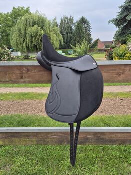 Dressursattel "in flames" Equiveron, 17 Zoll Equiveron In flames 